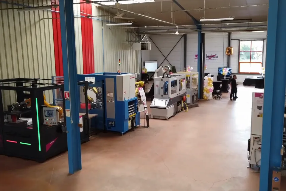 L’atelier et le show-room de Techplus à Reignier : cellules robotisées alignées de part et d’autre de l’allée.